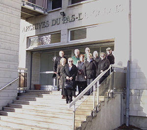 Notre association pose devant l'entrée du bâtiment