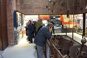 Nos membres visitent attentivement le musée de Bullecourt